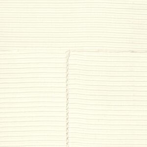 Close-up van het Elitis Matières à Réflexions Équilibre VP 977 01 behang met een fijne, horizontale lijnstructuur in een lichte crèmekleur.