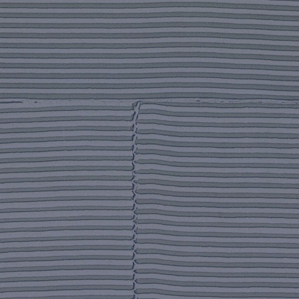 Grijsblauw Elitis Equilibre-behang met horizontale lijnen en zichtbaar stiknaaddetail.