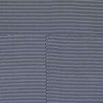 Grijsblauw Elitis Equilibre-behang met horizontale lijnen en zichtbaar stiknaaddetail.