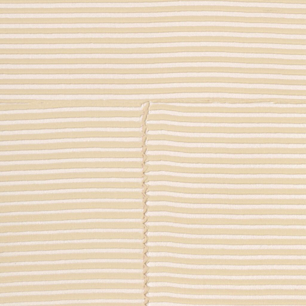 Detailopname van het Elitis Matières à Réflexions Équilibre VP 977 50 behang met horizontale beige strepen en een zichtbare naad.