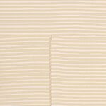 Detailopname van het Elitis Matières à Réflexions Équilibre VP 977 50 behang met horizontale beige strepen en een zichtbare naad.