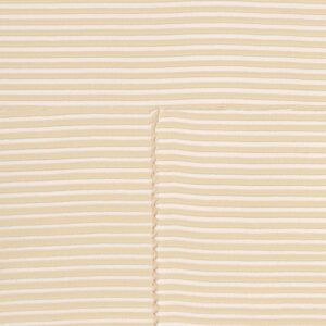 Detailopname van het Elitis Matières à Réflexions Équilibre VP 977 50 behang met horizontale beige strepen en een zichtbare naad.