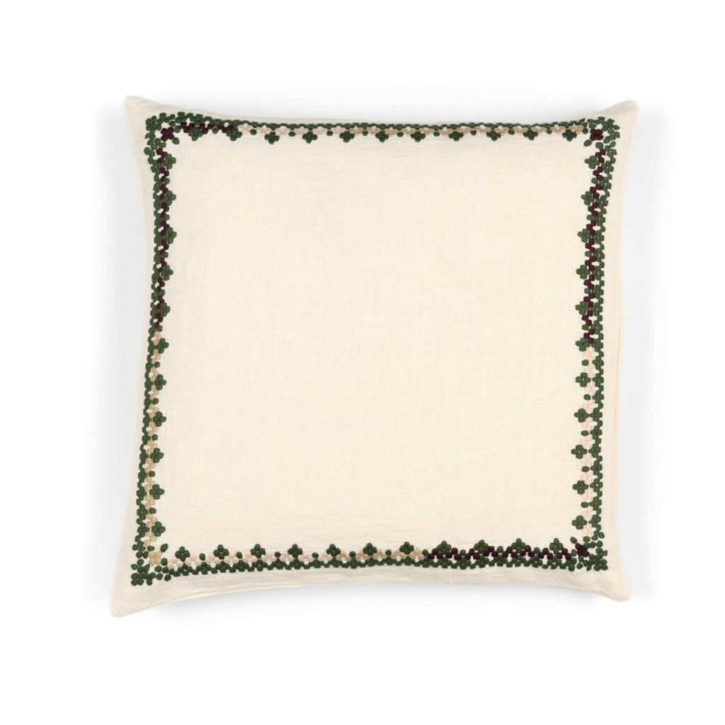 Crèmekleurig Elitis Maya kussen met een decoratieve geborduurde rand in groen- en wijnroodtinten.