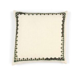 Crèmekleurig Elitis Maya kussen met een decoratieve geborduurde rand in groen- en wijnroodtinten.