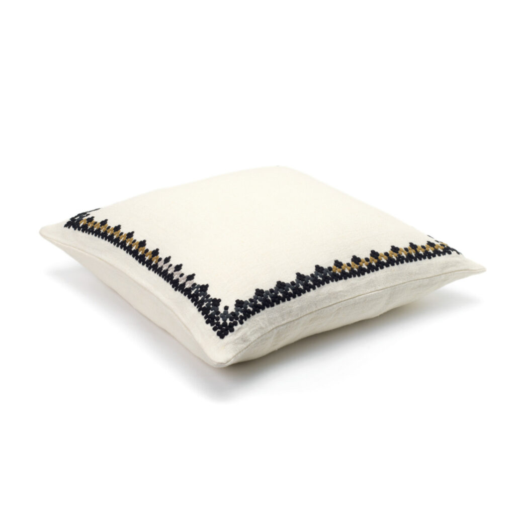 Crèmekleurig Elitis Maya kussen CO 245 88 01 met zwart en goud geborduurd randpatroon, zijaanzicht.
