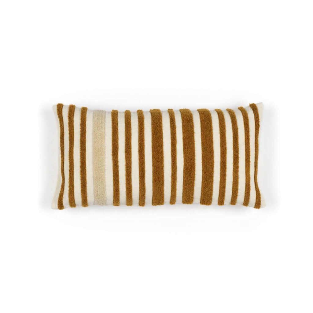 Langwerpig Elitis Monterrey kussen met verticale bruine en beige strepen.