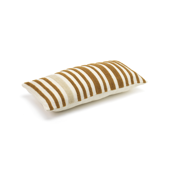 Langwerpig Elitis Monterrey kussen met bruine en beige verticale strepen, zijaanzicht.