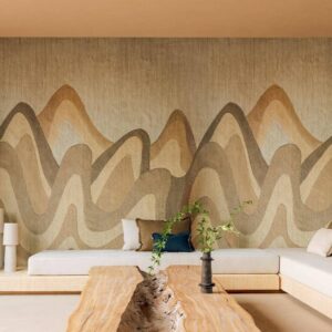Luxe woonkamer met Elitis Pignada Panorama behang in organisch bergpatroon en een houten salontafel als blikvanger.