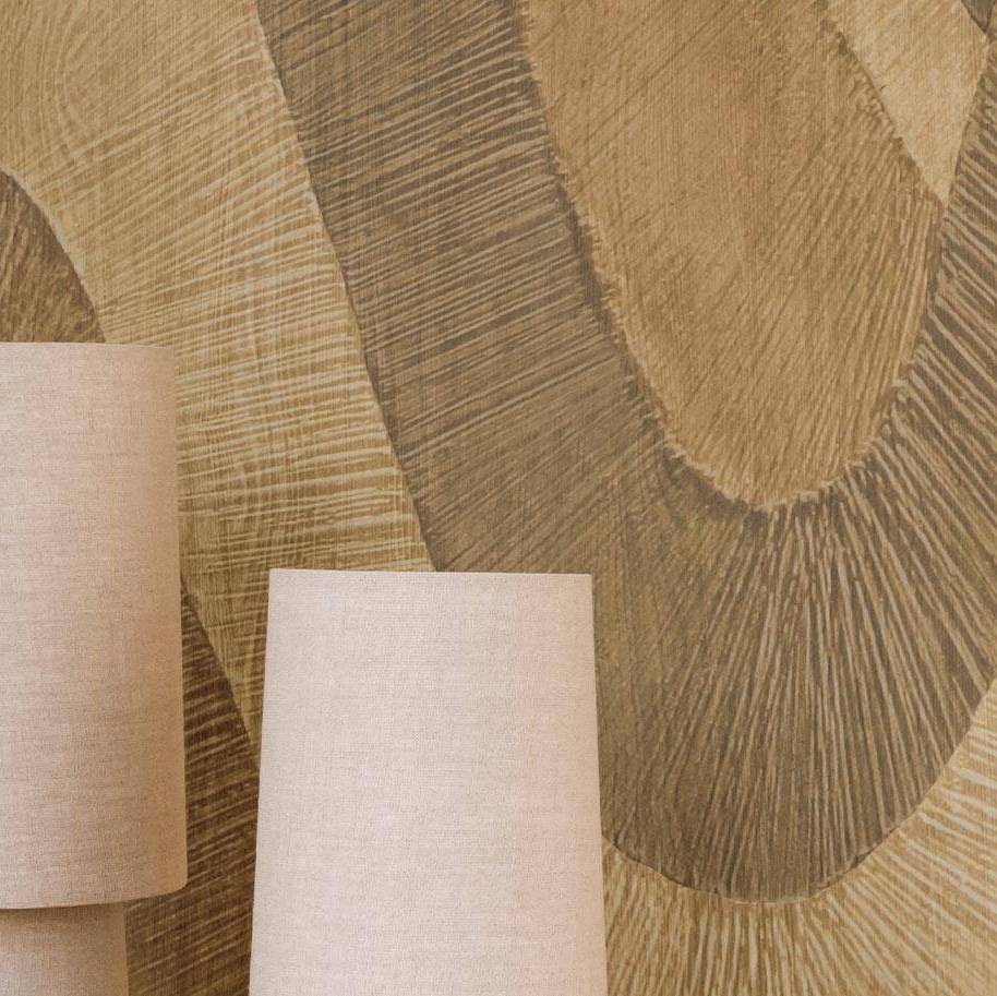 Beige lampenkappen voor een Elitis Pignada behang met houtsculptuurlook in abstract patroon.
