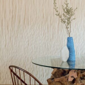 Moderne eettafel met glazen blad en houten onderstel staat voor Elitis Silva Panorama behang met een houtsculptuur-look.