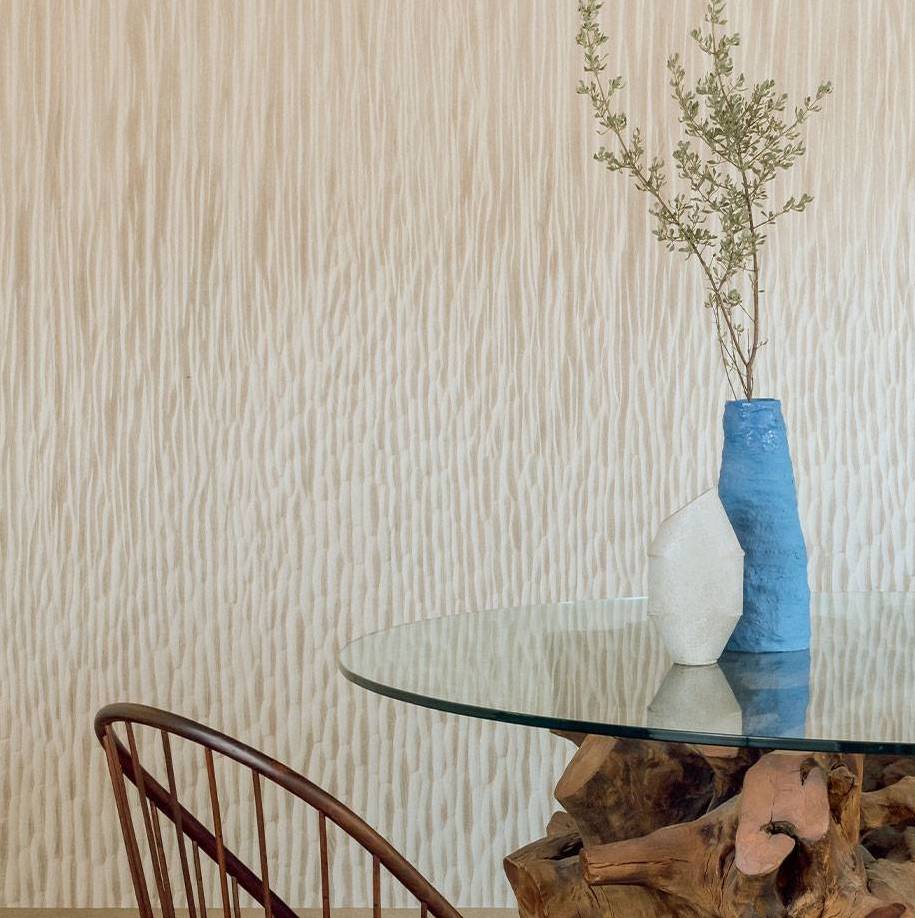 Moderne eettafel met glazen blad en houten onderstel staat voor Elitis Silva Panorama behang met een houtsculptuur-look.
