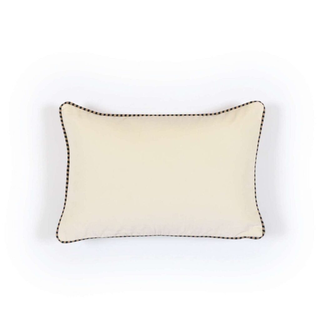 Crèmekleurig Elitis Olympe sierkussen met zwart-wit gestreepte bies, ontworpen door Buningh.