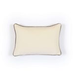 Crèmekleurig Elitis Olympe sierkussen met zwart-wit gestreepte bies, ontworpen door Buningh.