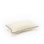 Crèmekleurig Elitis Olympe CO 260 03 04 kussen met zwart-wit gestreepte bies, zijkantaanzicht.