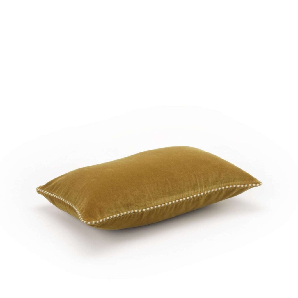 Mosterdgeel fluwelen Elitis Olympe CO 260 25 04 sierkussen met decoratieve stiksels langs de randen, zijaanzicht.