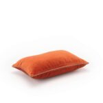 Oranje fluwelen Elitis Olympe CO 260 36 04 sierkussen met decoratieve rand, zijaanzicht.