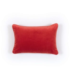 Rechthoekig rood sierkussen Elitis Olympe CO-260-37-04 met fijne biesrand, gefotografeerd tegen een witte achtergrond.