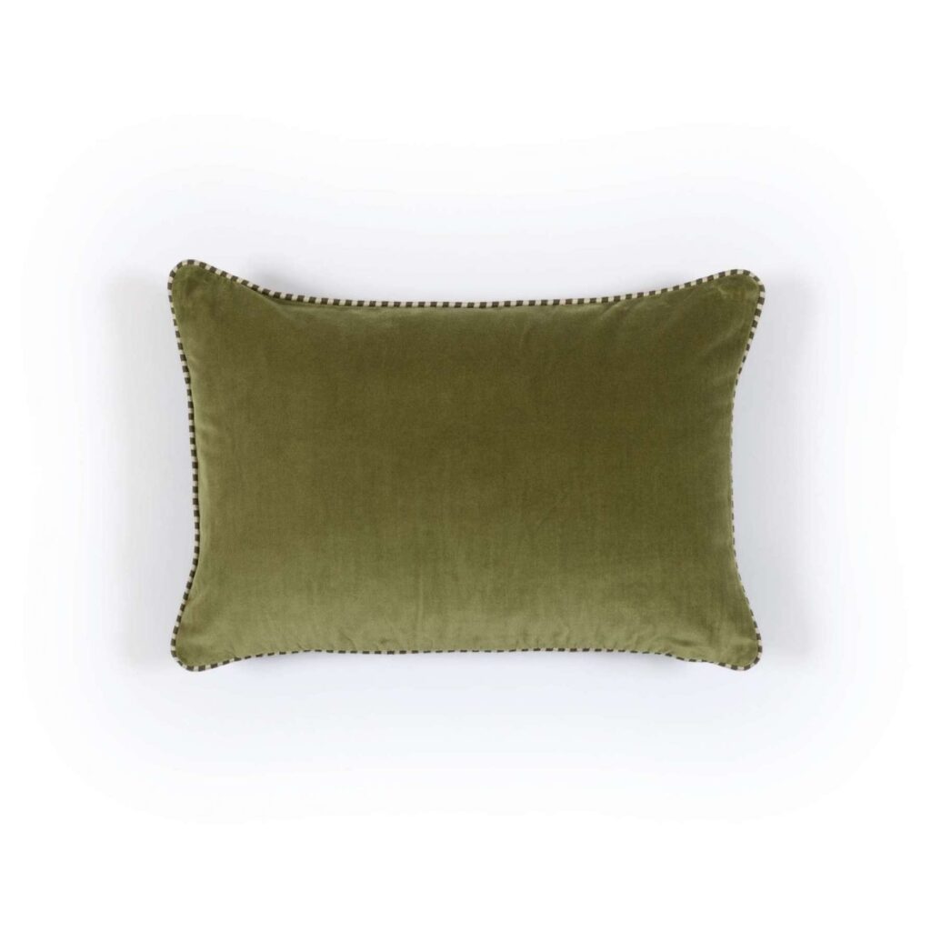 Groen fluwelen sierkussen Elitis Olympe CO 260 64 04 met decoratieve bies, ontworpen door Buningh.