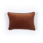 Rechthoekig fluwelen kussen in warme roestbruine kleur met contrasterende bies, model Elitis Olympe CO 260 71 04 by Buningh.