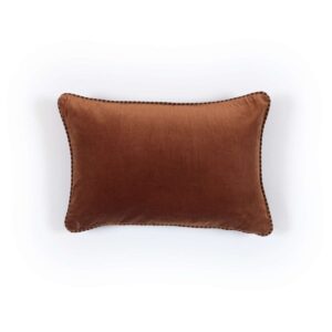 Rechthoekig fluwelen kussen in warme roestbruine kleur met contrasterende bies, model Elitis Olympe CO 260 71 04 by Buningh.