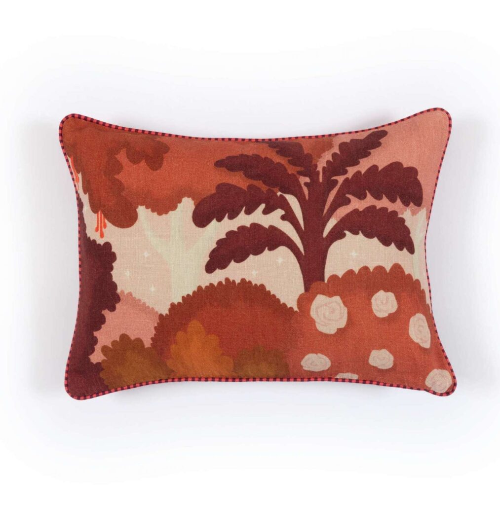 Decoratief Elitis Paul CO 258 34 02-kussen met een kleurrijk landschapspatroon in warme rood- en rozetinten.