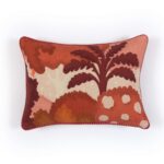 Decoratief Elitis Paul CO 258 34 02-kussen met een kleurrijk landschapspatroon in warme rood- en rozetinten.