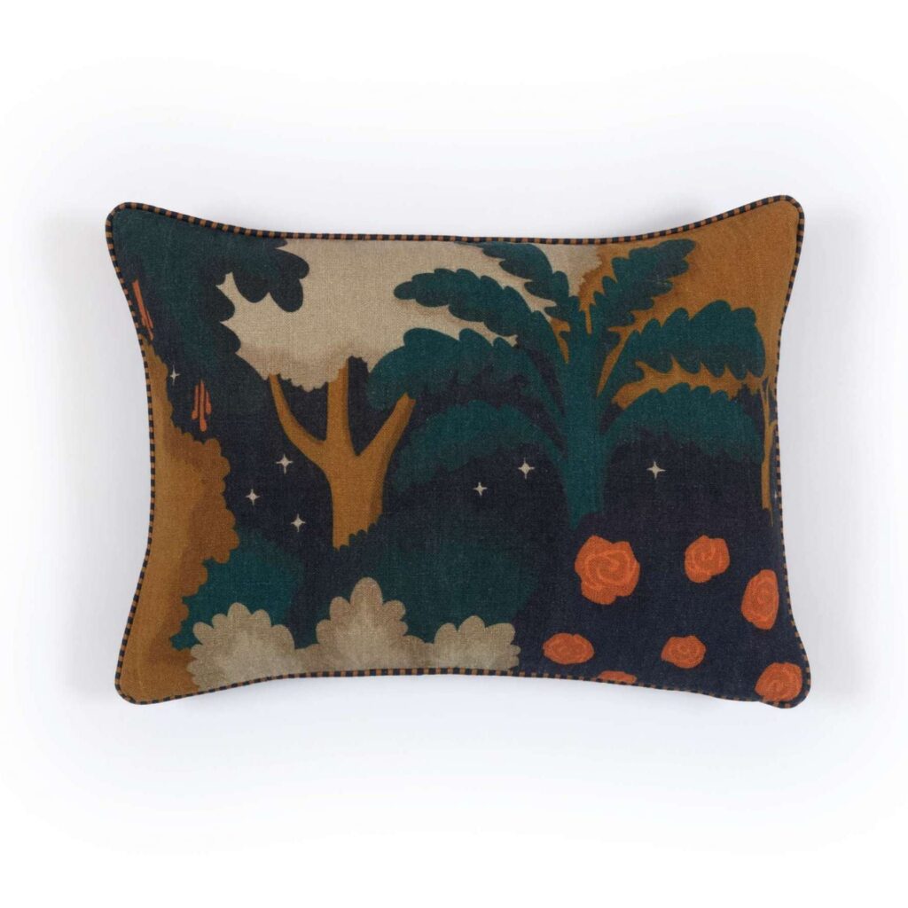 Decoratief Elitis Paul CO 258 76 02 kussen met een kleurrijke, gestileerde jungleprint en bloemenmotief.