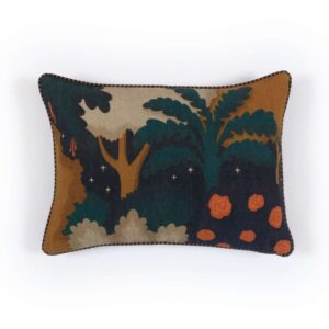 Decoratief Elitis Paul CO 258 76 02 kussen met een kleurrijke, gestileerde jungleprint en bloemenmotief.