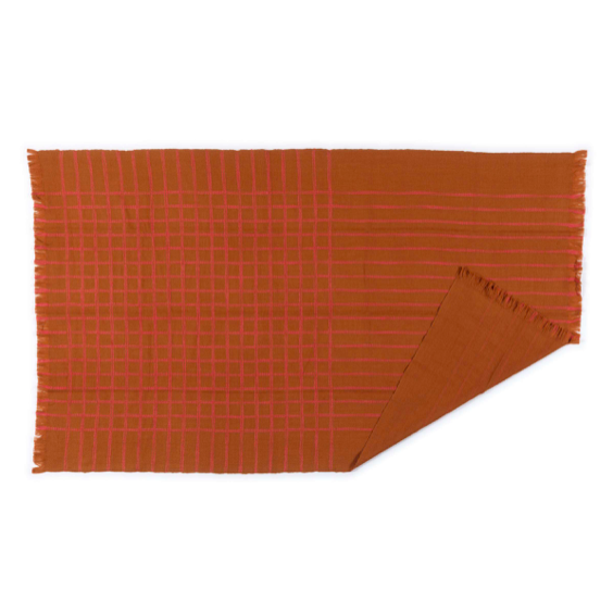 Plaid Elitis Edith PL 307 36 02 in bruin met roze ruit- en streeppatroon en een omgeslagen hoek.
