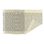 Crèmekleurige Elitis plaid Edith PL 307 86 02 met zwart geweven ruit- en streeppatroon.