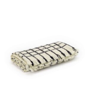 Opgevouwen Elitis plaid Edith PL 307 86 02 in een zwart-wit geruit patroon met franjes.