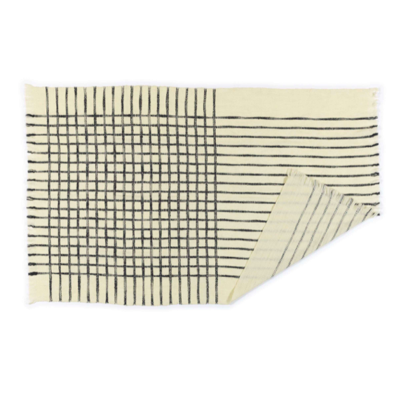 Crèmekleurige Elitis plaid Edith PL 307 86 02 met zwart geweven ruit- en streeppatroon.