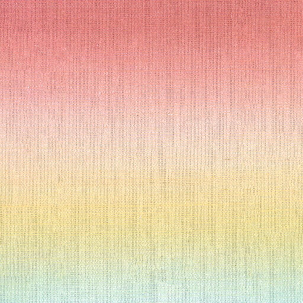 Behang Elitis Poesies de l’Instant RM 1082-02 met zachte kleurverloop van roze naar geel en lichtblauw op een textielachtige structuur.