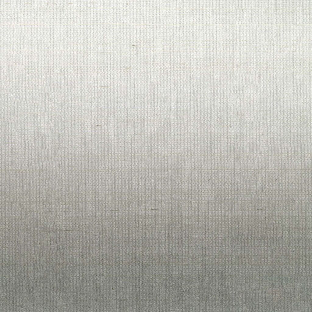 Lichtgrijs Elitis Poesies de l'Instant RM 1082 04 behang met subtiele textuur en zachte kleurverloop.