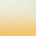 Behang Elitis Poesies de l’Instant RM 1082 08 met een zachte kleurverloop van lichtgeel naar beige en een fijne textielstructuur.