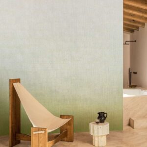 Minimalistisch interieur met Elitis Poesies de l’Instant behang in groenverloop, houten loungestoel en marmeren bijzettafeltje.