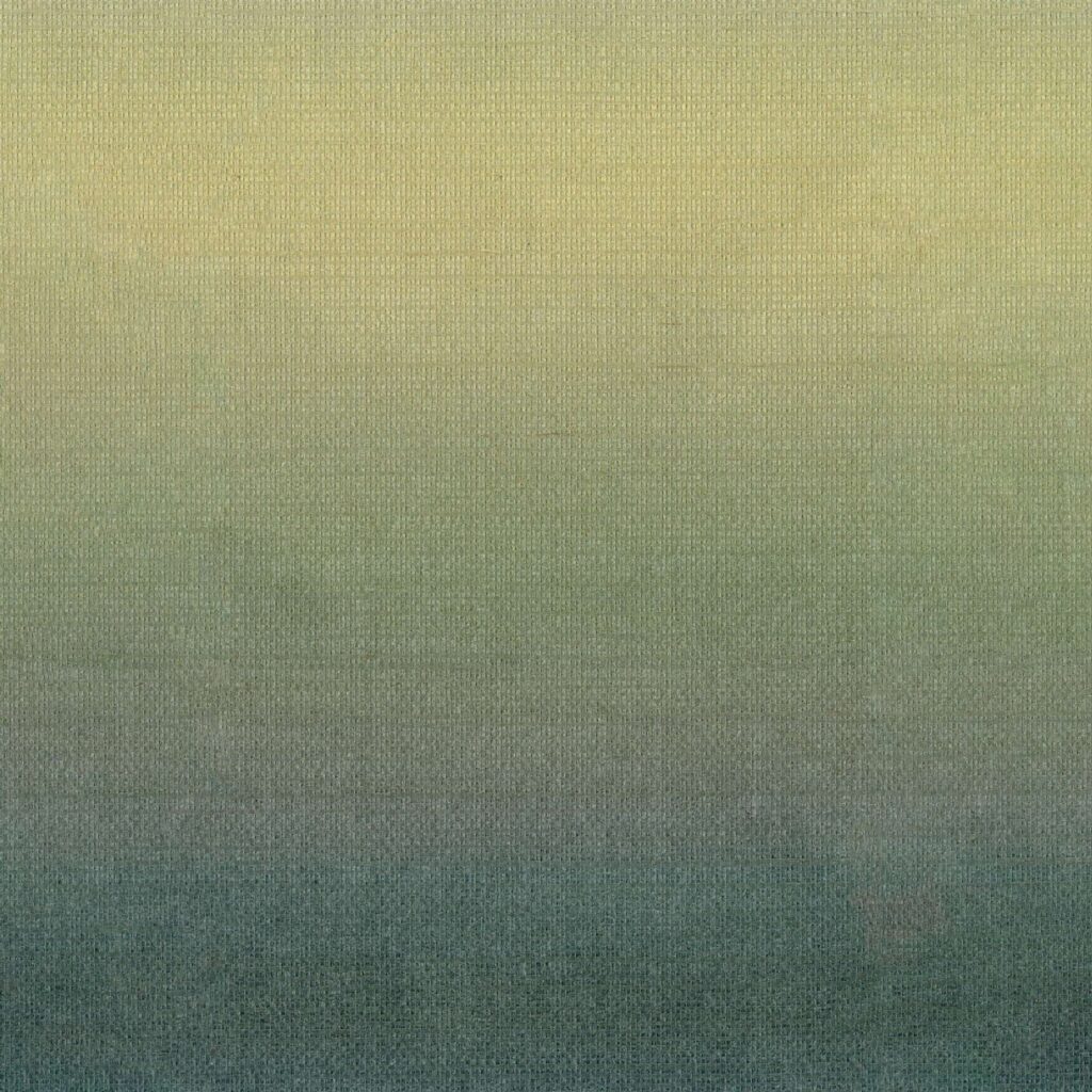 Behang Elitis Poésies de l’Instant RM 1082-12 met subtiele verticale textuur en een kleurverloop van zachtgeel naar donkergroen.