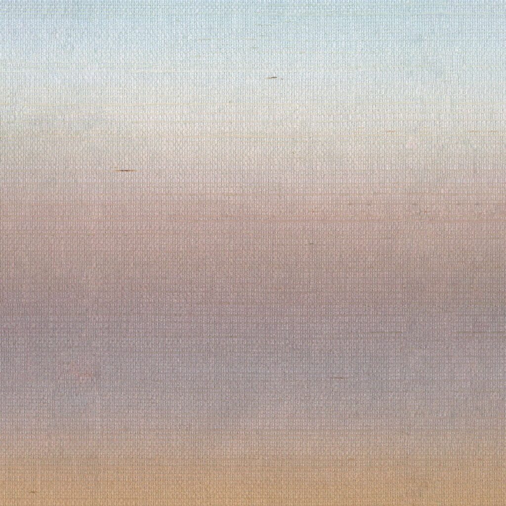 Behang Elitis Poesies de l’Instant RM 1082 13 met subtiel geweven textuur en een zachte kleurverloop van blauw naar beige.