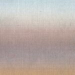 Behang Elitis Poesies de l’Instant RM 1082 13 met subtiel geweven textuur en een zachte kleurverloop van blauw naar beige.