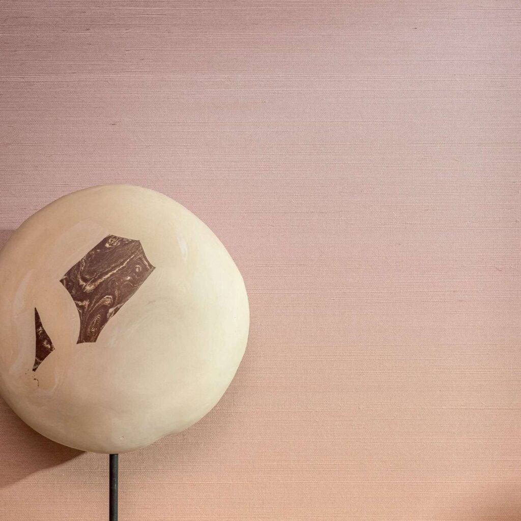 Roze Elitis Poesies de l’instant RM 1082 13 behang met decoratief object op een standaard.