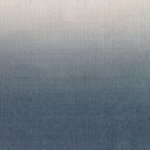 Gradiëntbehang Elitis Poésies d’El’Instant RM 1082 16 met een verloop van lichtgrijs naar diepblauw.