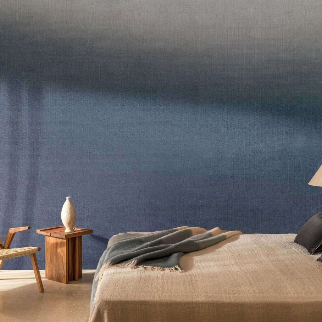 Sfeervolle slaapkamer met Elitis Poesies de l’Instant RM 1082 16 behang in blauw verloop.