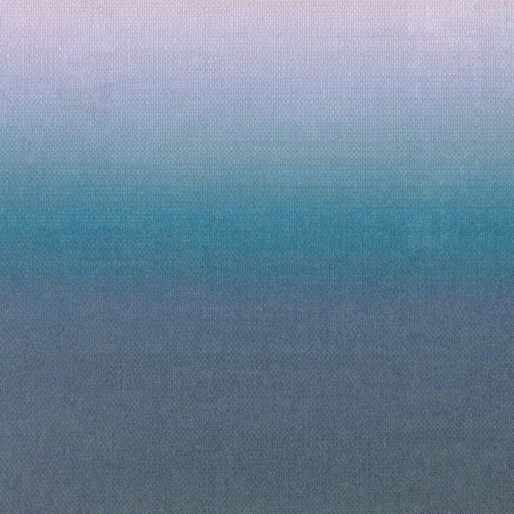 Gedempt behang met subtiele kleurverloop van lila naar blauw uit de Elitis Poésies d’Instant RM 1082-18 collectie.
