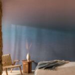 Sfeervolle slaapkamer met Elitis Poesies de l’Instant RM 1082 18 behang in zachte kleurverloop, houten meubels en een rustgevende styling.