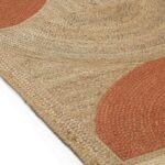 Detail van het Elitis Rocky vloerkleed met gevlochten jute en terracottakleurige accenten.