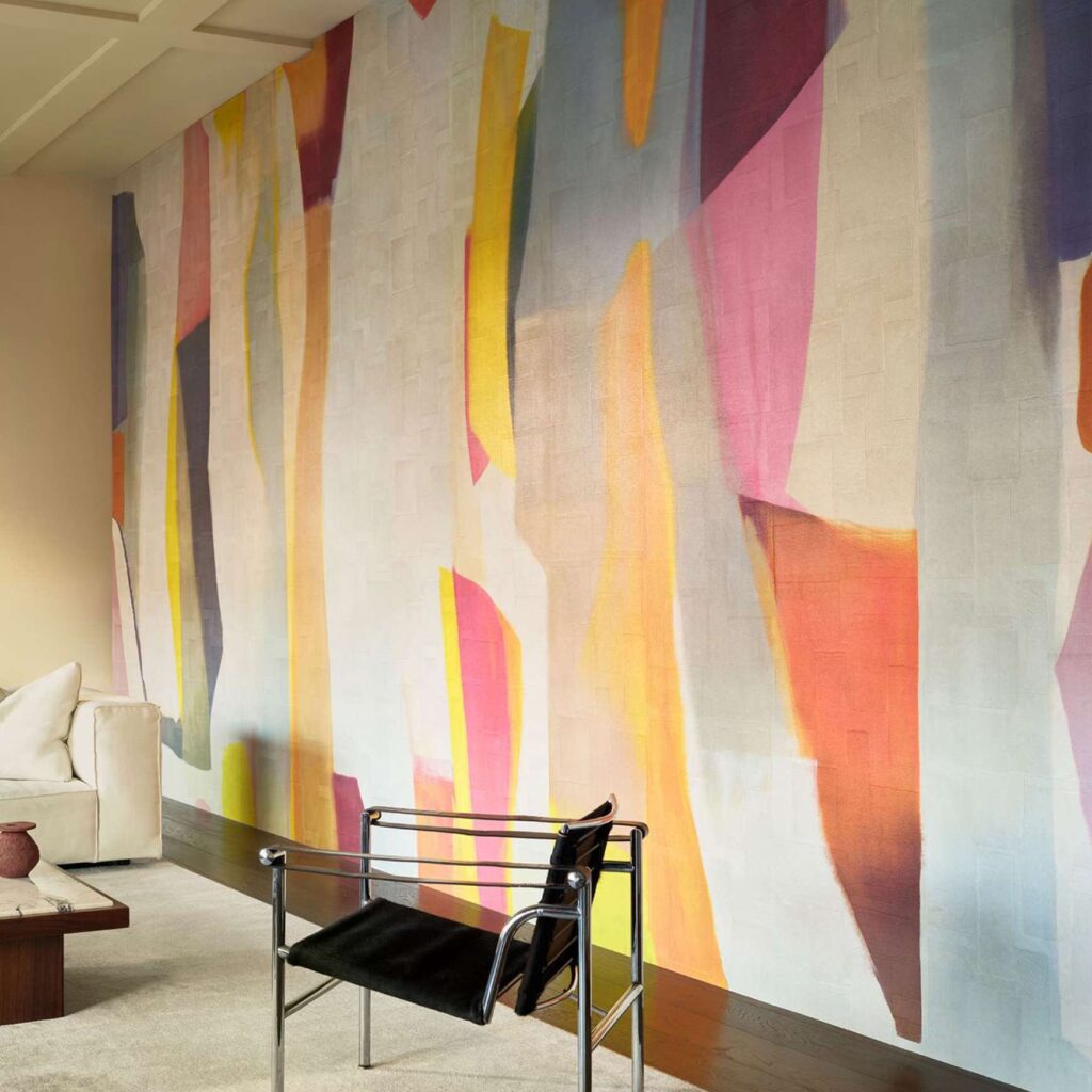 Moderne woonkamer met een kleurrijk abstract Elitis Sangpi Aspirations Fusionnelles VP 1025-01 behang.