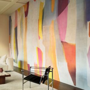 Moderne woonkamer met een kleurrijk abstract Elitis Sangpi Aspirations Fusionnelles VP 1025-01 behang.