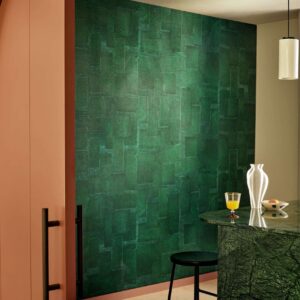 Diepgroen Elitis Sangpi behang met geometrisch patroon in een modern interieur met groene marmeren tafel.