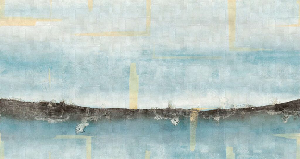 Abstracte wandbekleding met een mistig blauw landschap, zwarte horizonlijn en gele accenten uit de Elitis Sangpi Brumes Laquées collectie (VP 1026 01).
