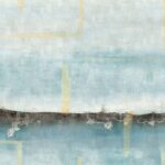 Abstracte wandbekleding met een mistig blauw landschap, zwarte horizonlijn en gele accenten uit de Elitis Sangpi Brumes Laquées collectie (VP 1026 01).